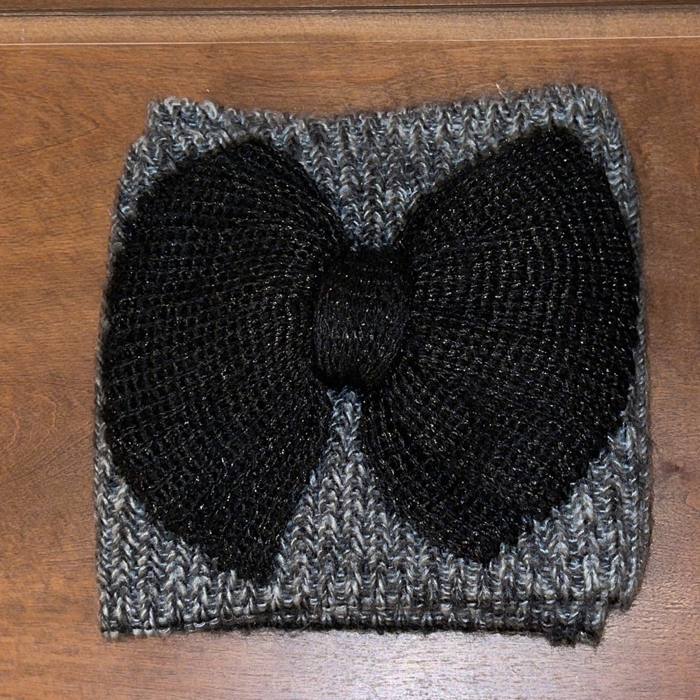 Besty Johnson Black & White Large Bow Detail Infinity Scarf